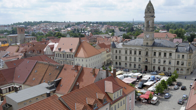 Beim Großenhainer Stadt-Kunst-Fest verteilen sich die Orte, an denen Kunst zu sehen ist, über die gesamte Altstadt. Auch um den Hauptmarkt.