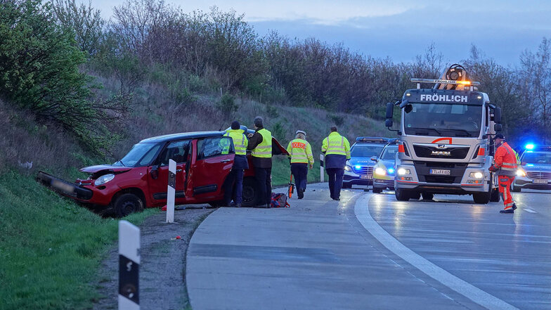 Vier Verletzte und ein Auto Totalschaden: Dem Unfall am Donnerstag auf der A4 folgte auch ein langer Stau.
