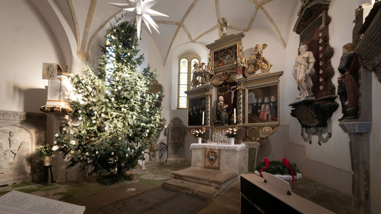 Der Altar aus den Anfängen des 17. Jahrhunderts. Der Weihnachtsschmuck bleibt bis Maria Lichtmess am 2. Februar. Vor dem Altar ist die Gruft mit den Gebeinen der von Brühls.