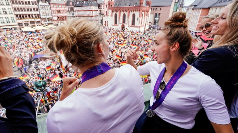 Die Deutsche Fußball-Nationalmannschaft der Frauen wird nach ihrem zweiten Platz bei der Europameisterschaft in der Frankfurter Innenstadt gefeiert.