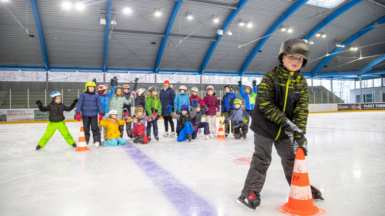 Joel und die Kinder der 3. Klasse der Nieskyer Grundschule kommen regelmäßig ins Eisstadion. Seit Freitag vergangener Woche sind hier wieder Besucher jeden Alters willkommen.