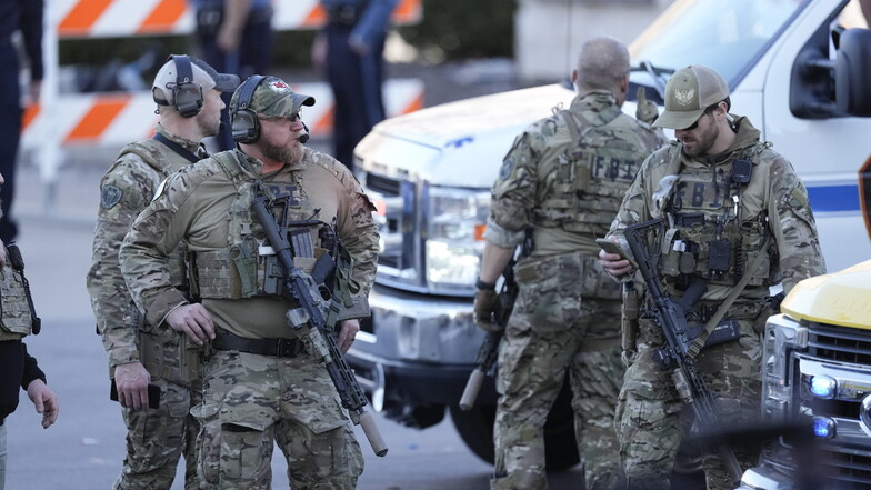 Schwer bewaffnete Polizeibeamte sind nach dem Zwischenfall in Kansas City im Einsatz