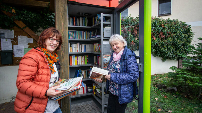 Freuen sich über die neue Bücherzelle in Niedergurig: Ute Gregor (l.) und Petra Eckert.
