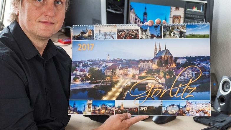 Der Neue: Das Lausitzer Druckhaus hat für 2017 erstmals einen Kalender mit Fotografien von Nikolai Schmidt herausgegeben. Viele der Bilder zeigen Görlitz von oben. „Das sieht man nicht so oft“, sagt der Fotograf. Dafür ist er manchen Turm hochgekraxelt, d
