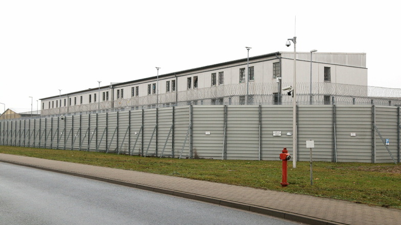 Der Containertrakt auf dem Gelände der JVA Zeithain in Glaubitz. Wer in dem Gefängnis eine Haftstrafe absitzt, wird meist auch auf Drogen getestet.