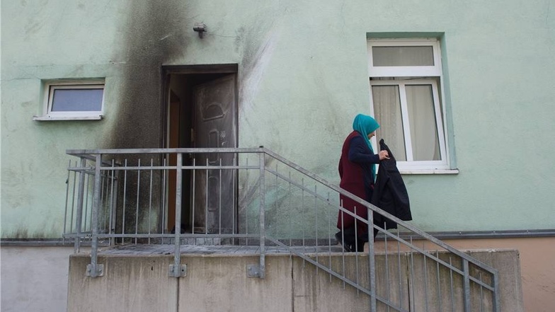 Eine Frau verlässt die Fatih Camii Moschee durch den zerstörten Eingang.