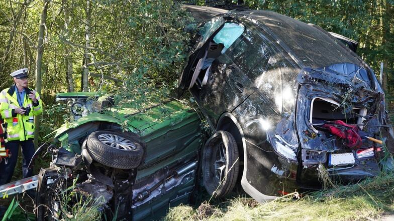 Ein schwerer Unfall hat sich am Dienstagmorgen in der Nähe von Bischofswerda ereignet. Zwei Autos landeten übereinander im Straßengraben.