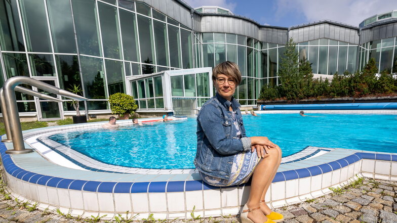 Geschäftsführerin Anke Gundel am Außenbecken: Ab Mitte September wird dieser Bereich auf unbestimmte Zeit geschlossen.