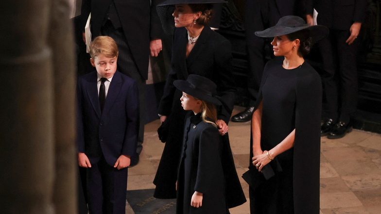 Kate, Prinzessin von Wales (oben M), und ihre Kinder Prinzessin Charlotte (M) und Prinz George (l) , Meghan, Herzogin von Sussex (r)