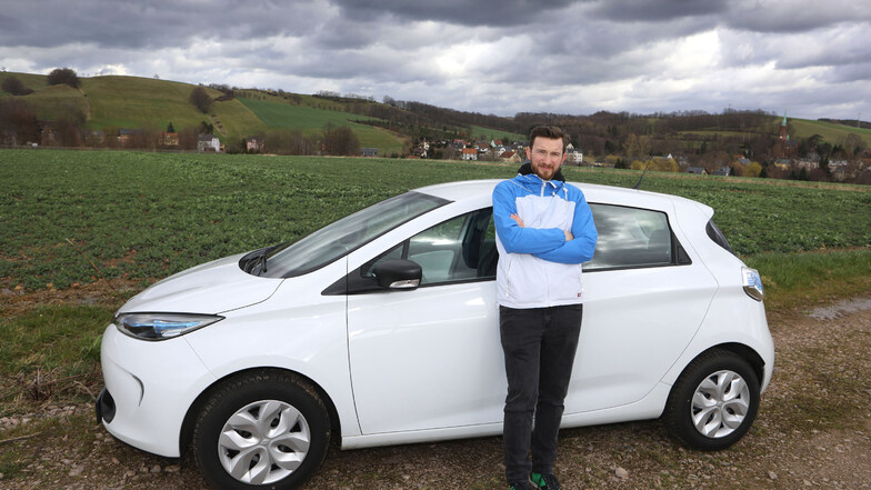 Im kleinen Reinsdorf bei Zwickau kann Sven Saalfrank-Mittenzwei nicht aufs Auto verzichten. Eine volle Ladung seines E-Autos kostet ihn nur zwölf Euro. Damit kommt er 300 Kilometer weit.