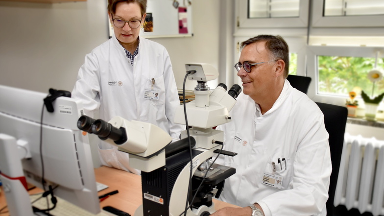 Krebszellen aufwendig selbst zu zählen, gehörte für Daniela Aust und Gustavo Baretton vom Institut für Pathologie der Uniklinik Dresden lange zum Alltag. Jetzt hilft ihnen KI.