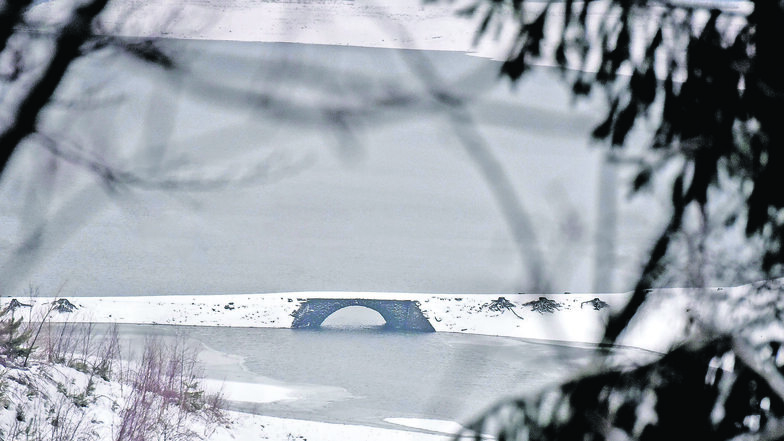 Am 20. Dezember war die alte Zinnbrücke im Becken der Talsperre Lehnmühle noch deutlich sichtbar.