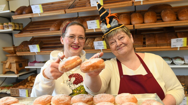 In der Bäckerei Hentschel verkaufen Katrin Kahlert (li.) und Beate Reim am Faschingsdienstag etwa 1.700 Pfannkuchen.