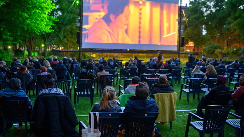 Berlin: Besucher sitzen im Freiluftkino Kreuzberg, um sich den Film "Futur drei" anzuschauen. Kinos in Berlin dürfen seit Donnerstag wieder Veranstaltungen unter freiem Himmel mit maximal 250 Personen anbieten.