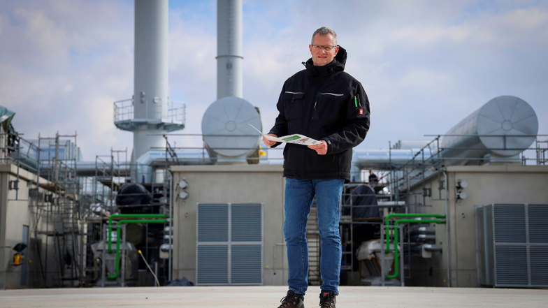 Projektleiter Alexander Koch von Energas vor dem neuen Speicherkraftwerk in Thiendorf. Es soll zum Jahresende den Betrieb aufnehmen.