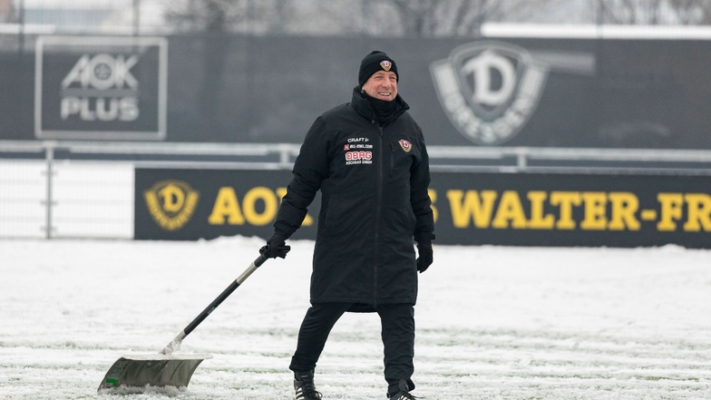 Vor dem Anstoß zum Trainingsspiel greift Chefcoach Markus Kauczinski selbst zum Schneeschieber.