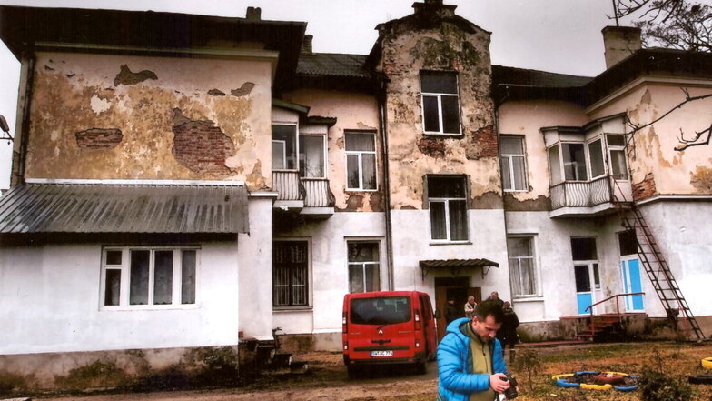 Der Verein Partnerschaft für Osteuropa e.V. engagiert sich für das Kinderheim in Krakovets, nahe Lemberg in der Ukraine. Das Gebäude vor der Sanierung ...