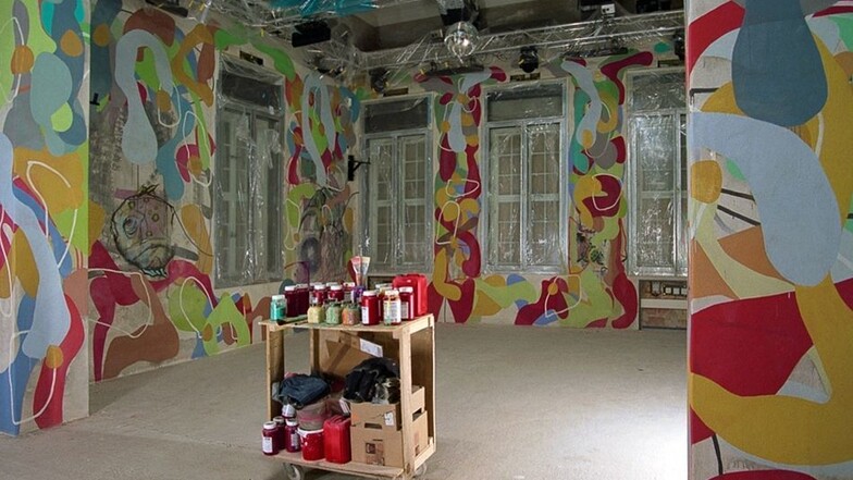Der Dresdner Künstler Frank K. Richter hat die Wände in der neuen Diskothek knallbunt bemalt. Zwischen den Farben sind Zeichnungen zu erkennen, die bereits vorher existierten und nicht überdeckt werden sollten.