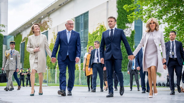 Emmanuel Macron besuchte am Sonntag mit seiner Frau Brigitte, Bundespräsident Frank-Walter Steinmeier und dessen Frau Elke Büdenbender das Grundgesetz-Demokratiefest in Berlin.