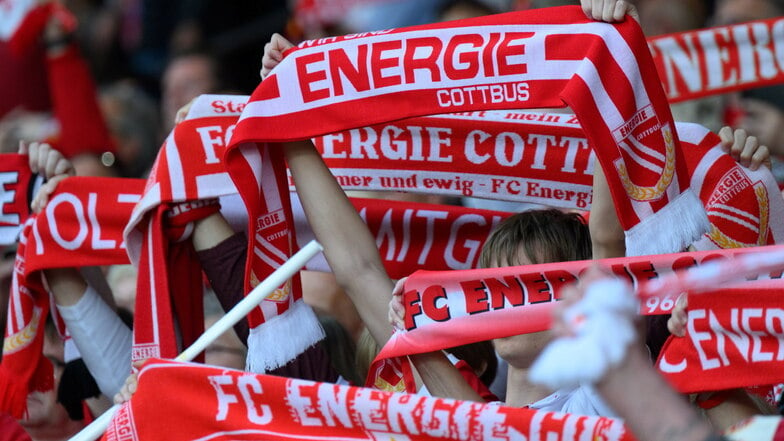 Die Polizei ermittelt gegen drei Personen, die in Dresden Energie-Cottbus-Fans verprügelten.