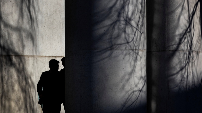 Die Schatten von Robert Habeck und Christian Lindner im Berliner Kanzlergarten - dieses Foto von Florian Gaertner bekam jetzt einen renommierten Preis.