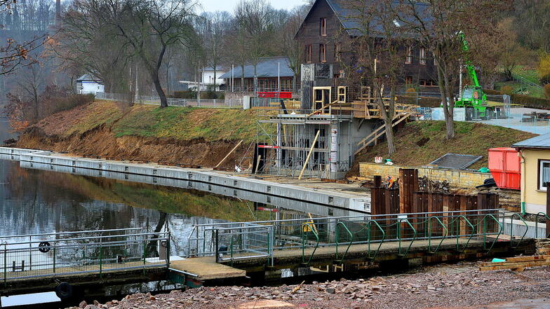 Die neue Ufermauer im Hafen der Talsperre Kriebstein ist fast fertig. Am Aufzugsgebäude wird weitergebaut.