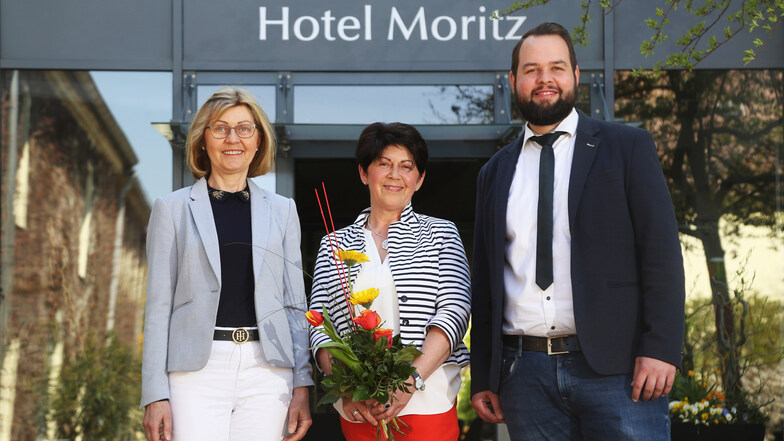 Carola Donner, Karin Großmann und Michael Sauer (v.l.) sind mächtig stolz auf das, was sie in Moritz geschaffen haben. Seit nunmehr 25 Jahren gibt es das Hotel Moritz unweit der Elbe. Dafür gab es von der Industrie- und Handelskammer einen Blumenstrauß.
