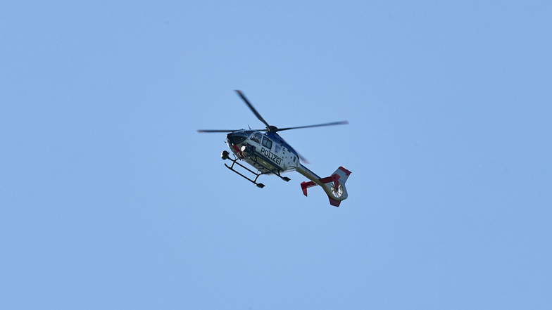 Ein Hubschrauber wie dieser kreiste am Dienstagabend über Bühlau und dem Weißen Hirsch.