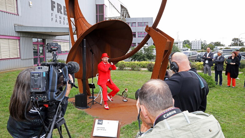 Zig Kameras waren am Montag auf Jörg Wachsmuth gerichtet. Der Profimusiker (roter Anzug) spielte das Riesen-Horn vor der Rime-Freyler-Halle in Gröba.