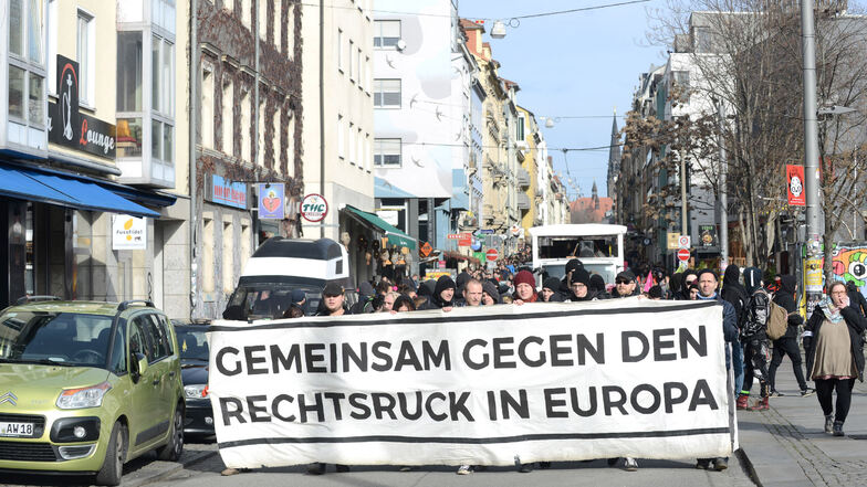 Die Demonstration aus Richtung Neustadt ist gestartet.