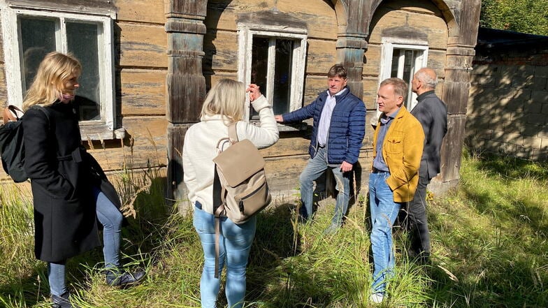 Tom Umbreit (rechts in gelber Jacke) zeigte einer Delegation sein Vorhaben in Neugersdorf.