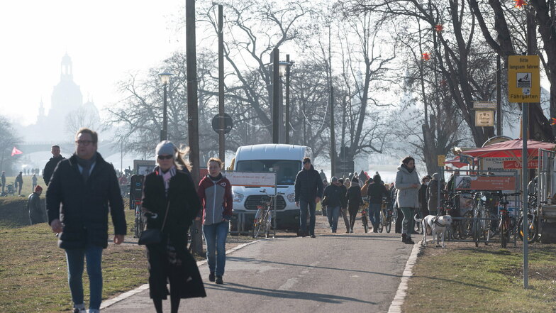 Spaziergänger an der Elbe. Tausende suchten das Vergnügen an den ersten Frühlingstagen. Am Johannstädter Fährgarten drängten sich die Menschen.