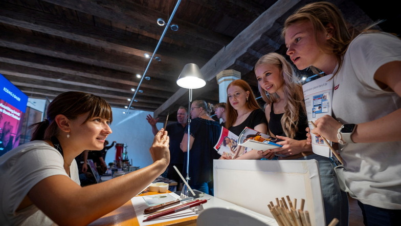 Die Porzellanmalerin im vierten Lehrjahr in der Manufaktur Meissen, Sabine Noack (l.), spricht zum ersten Ausbildungstag im Ratssaal des Meißner Rathauses mit den Schülerinnen Jolanda, Lynn und Liv (v.l.).