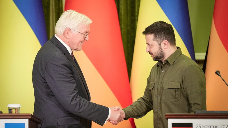 Bundespräsident Frank-Walter Steinmeier (l.) hat sich mit dem ukrainischen Präsidenten Wolodymyr Selenskyj getroffen.