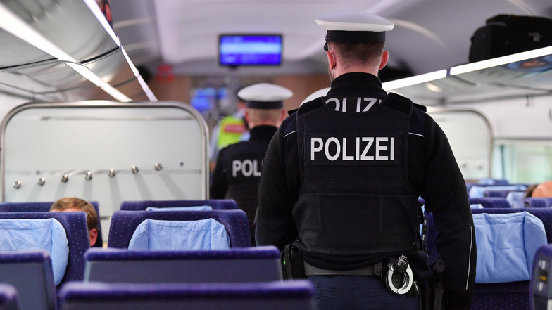 Während einer Polizeikontrolle im grenzüberschreitenden Eurocity zwischen Dresden und Prag wurde der 35-Jährige mit verbotenen Gegenständen erwischt.