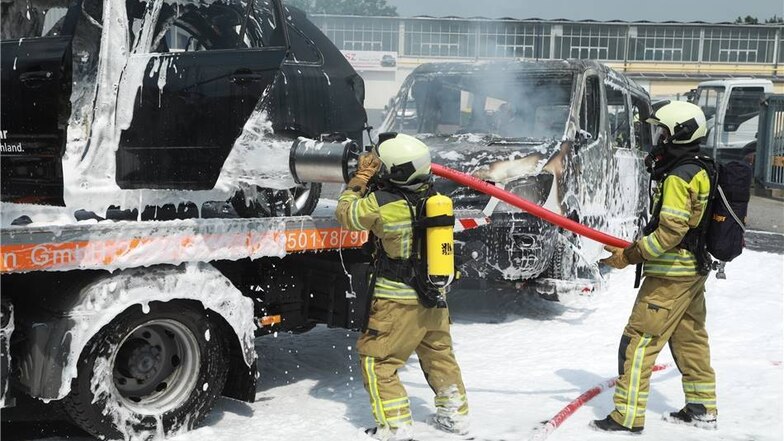 Wegen zwei brennender Autos musste die Feuerwehr am Mittag ausrücken.