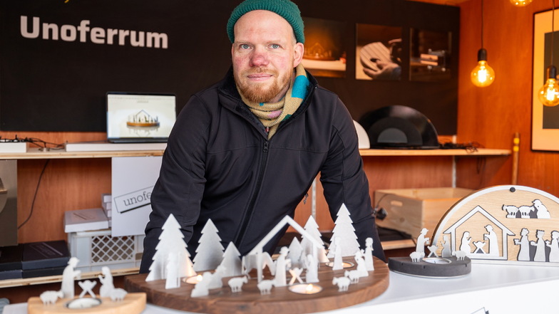 Clemens Haufe von Unoferrum aus Freital in der Newcomer-Hütte auf dem Striezelmarkt. Die besondere Weihnachtsdekoration zog viele neugierige Besucher an.