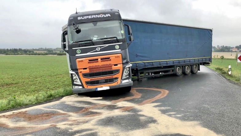 Nach Unfallflucht in Dresden: Betrunkener Lkw-Fahrer fährt sich in Nentmannsdorf fest