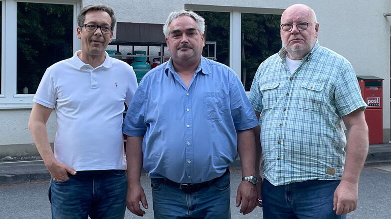 Der AfD-Landtagsabgeordnete André Barth, AfD-Bürgermeisterkandidat Tilo Bretschneider und der Kreisvorsitzende der AfD, Lothar Hoffmann (von links).