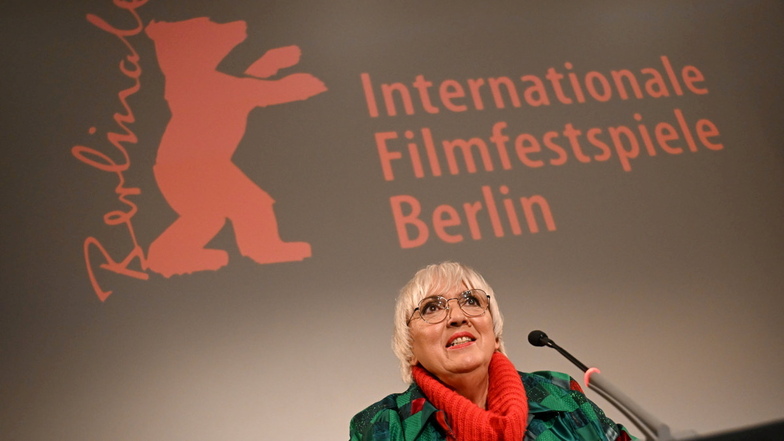 Claudia Roth (Bündnis 90/Die Grünen), Staatsministerin für Kultur und Medien, spricht während der Vorstellung der Berlinale-Spitze im Gropius Bau.