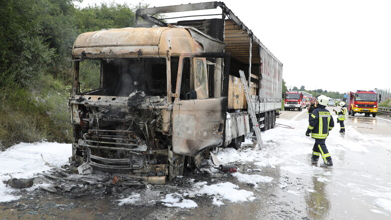 Während der Fahrt geriet der Lkw in Brand. Der Fahrer konnte sich noch aus dem Fahrzeug retten, bevor es komplett ausbrannte.