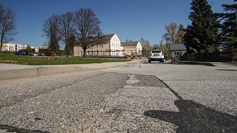Die Schulstraße ist in schlechtem Zustand und hat keinen durchgehenden Fußweg. Auch zwei andere Straßen im Stadtgebiet sind zu erneuern.
