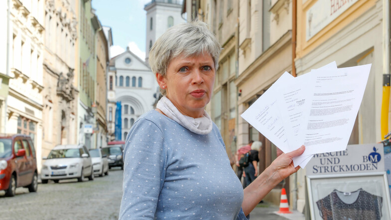 Händlerin Bärbel Michel sammelt Unterschriften gegen die Planung der laufenden Baustelle auf der Inneren Weberstraße in Zittau.