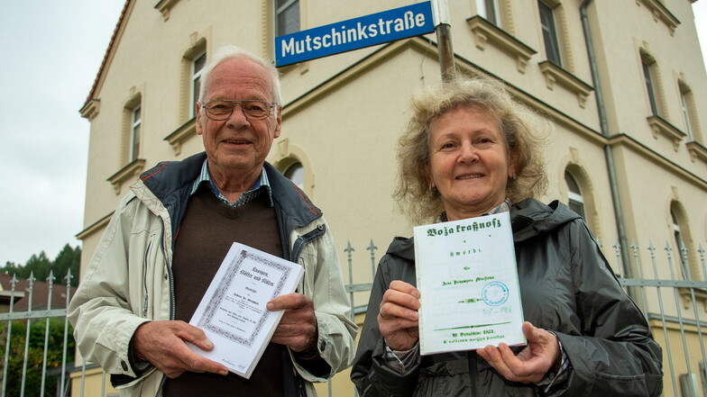 Zum 200. Geburtstag des ersten Lehrers von Demitz-Thumitz, Johann Traugott Mutschink, organisieren Gästeführer Jörg Nadolny und die ehemalige Bürgermeisterin Gisela Pallas eine Veranstaltung. Im Ort selbst erinnert nur das Straßenschild an Mutschink.