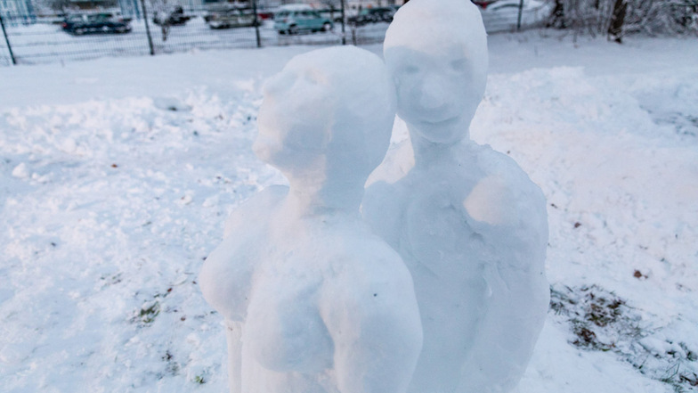 Die neueste Radeberger Erotik-Schneeskulptur ist am Sonntag an der Agathe-Zeiss-Straße.