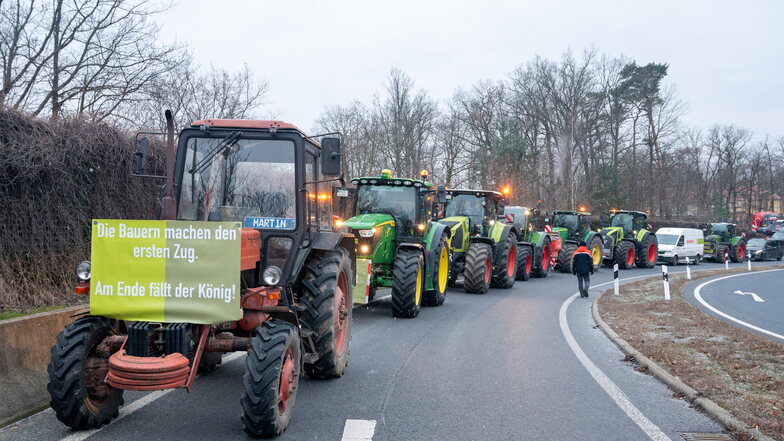 Eine von etlichen blockierten Autobahnzufahrten am Montagvormittag in Sachsen: Die Bauern sind in ihre bundesweite Protestwoche gestartet. Davon wollen Rechtsextreme profitieren.