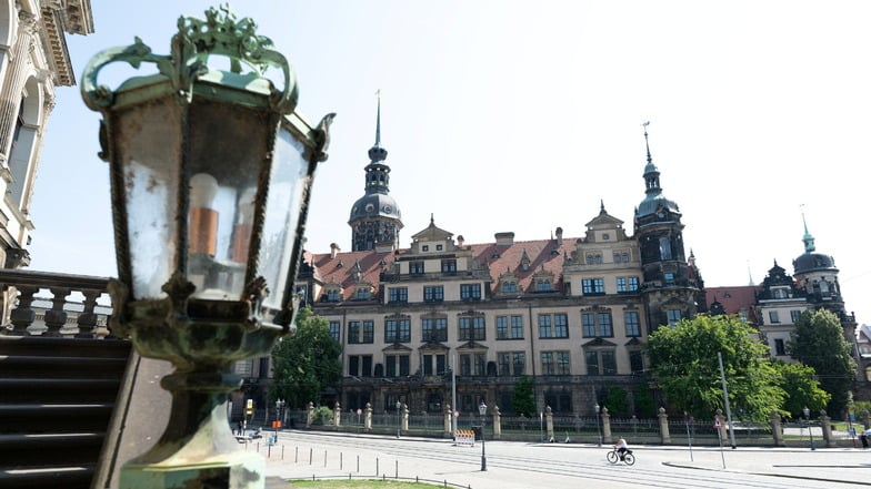 Passanten vor dem Residenzschloss mit dem Eingang zum Grünen Gewölbe.