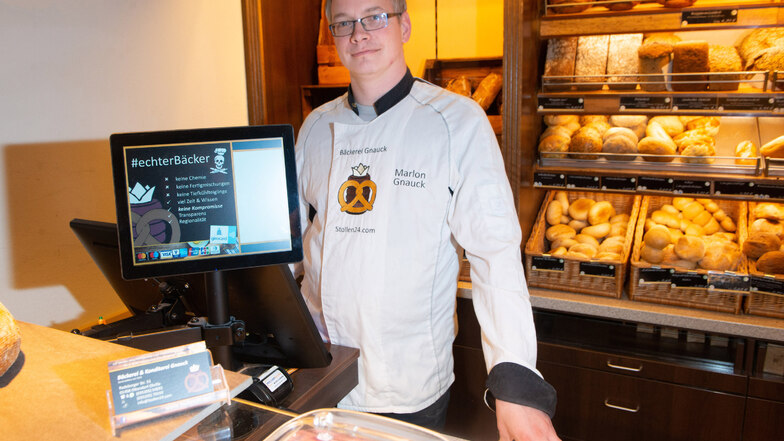 Bäckermeister Marlon Gnauck in seinem Geschäft in Ottendorf-Okrilla. Auf Anordnung des Gesundheitsamtes müssen er und mehrere seiner Mitarbeiter in Quarantäne.