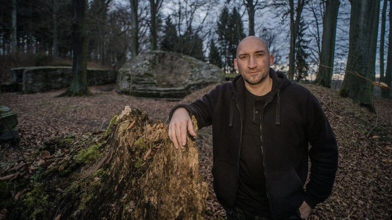 Heimatforscher Stefan Espig ist einer von vielen, die seit Jahren versuchen, den Geheimnissen der Isenburg auf die Spur zu kommen.
