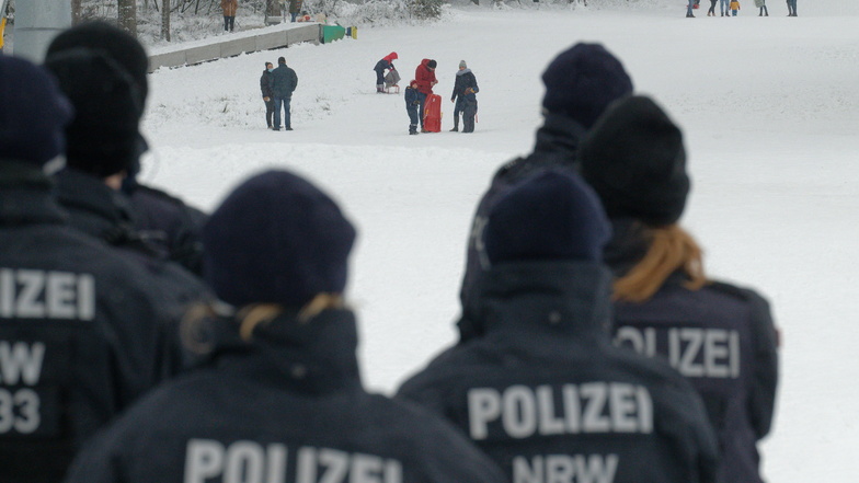 Nordrhein-Westfalen, Winterberg: Polizisten stehen auf einer Piste im Skigebiet in Winterberg. Nach dem großen Andrang in den letzten Tagen sind die Pisten und Parkplätze nun gesperrt.